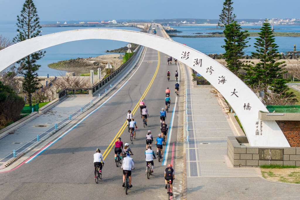 讓車友在迎風騎行中盡覽壯麗海景。